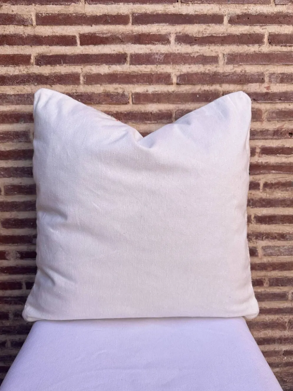 Housse de coussin marocaine blanche faite à la main (45 x 45 cm)