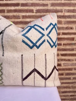 Housse de coussin marocaine blanche faite à la main (45 x 45 cm)