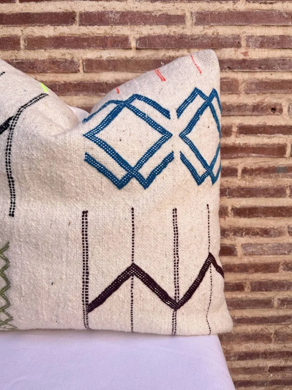 Housse de coussin marocaine blanche faite à la main (45 x 45 cm)