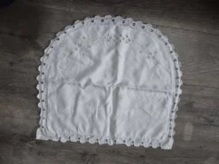 Housse de coussin oreiller vintage demi-rond blanche brodée – Années 60, mo