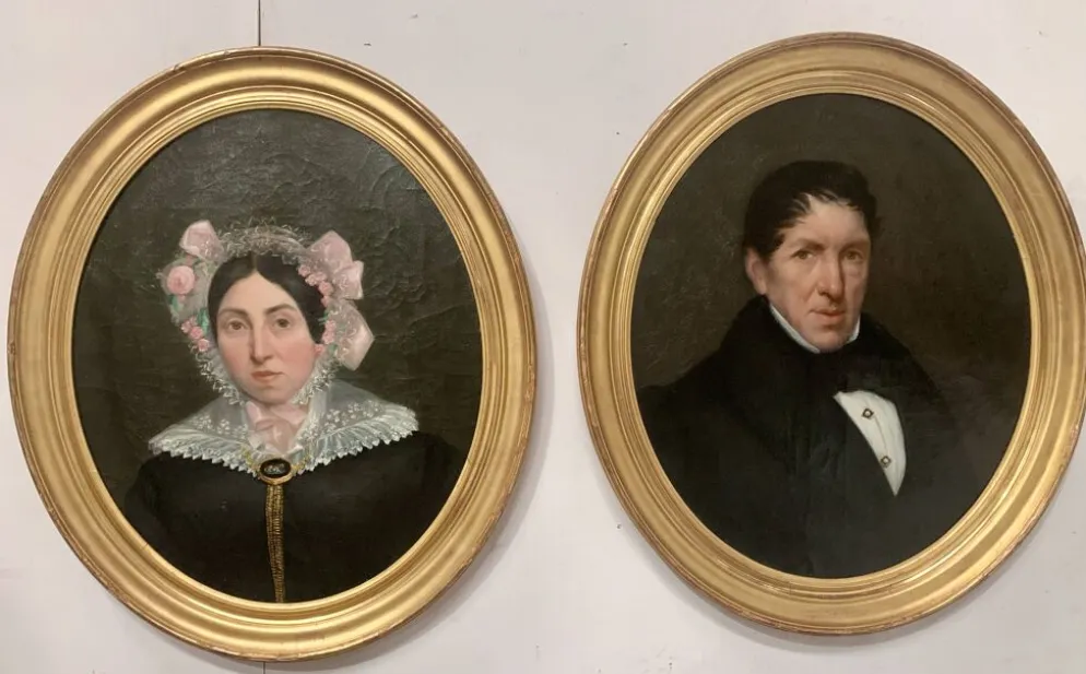 Huile sur toile Paire de portrait en cadre ovale doré XIX siècle