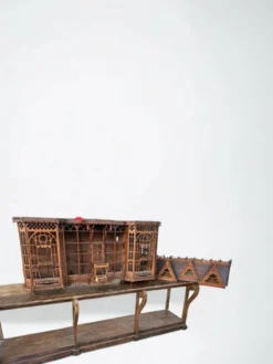 Importante cage à oiseaux - volière figurant une maison début xxème l 158 cm
