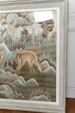 Importante tenture Indochinoise brodée de Soie, Cerfs en forêt, vers 1940