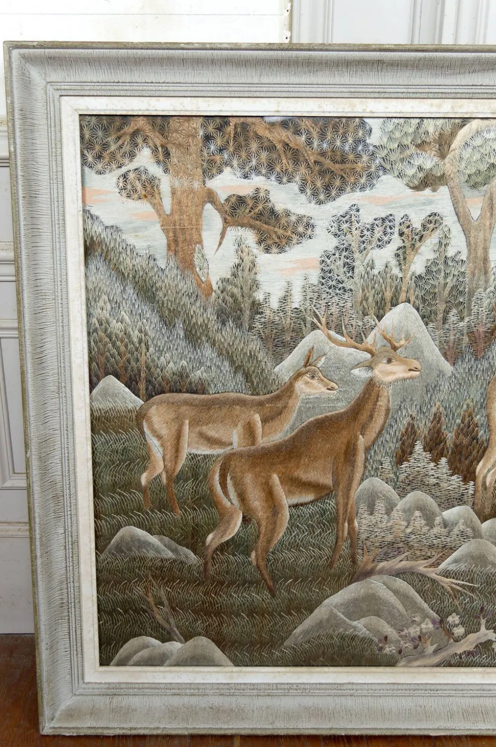 Importante tenture Indochinoise brodée de Soie, Cerfs en forêt, vers 1940