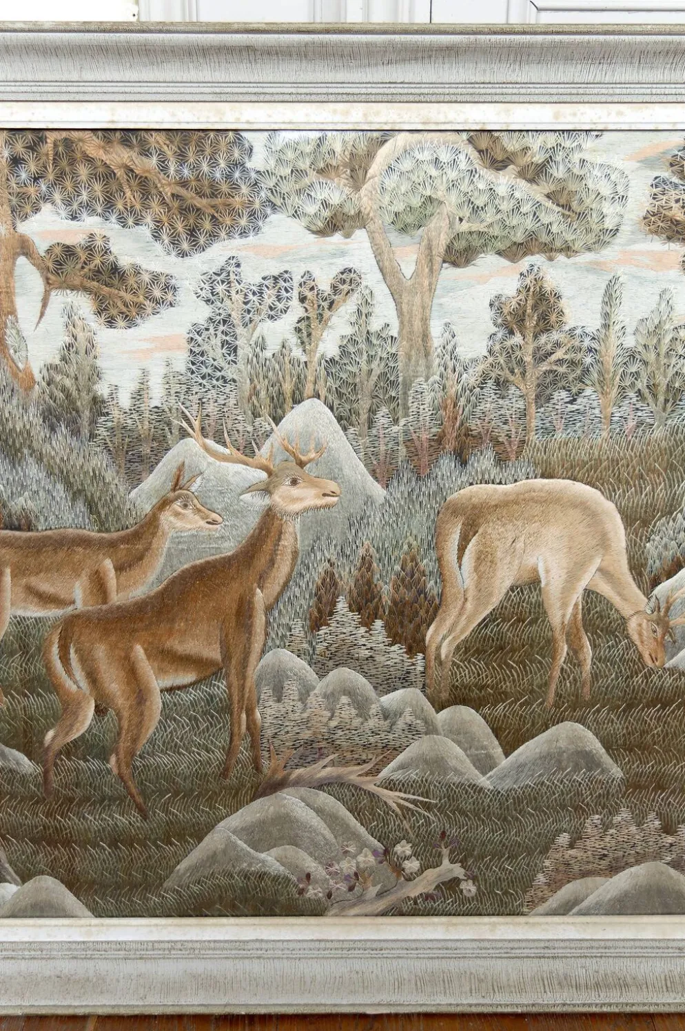 Importante tenture Indochinoise brodée de Soie, Cerfs en forêt, vers 1940