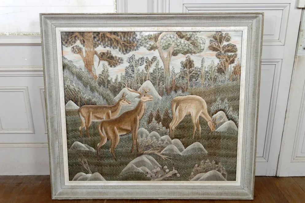 Importante tenture Indochinoise brodée de Soie, Cerfs en forêt, vers 1940