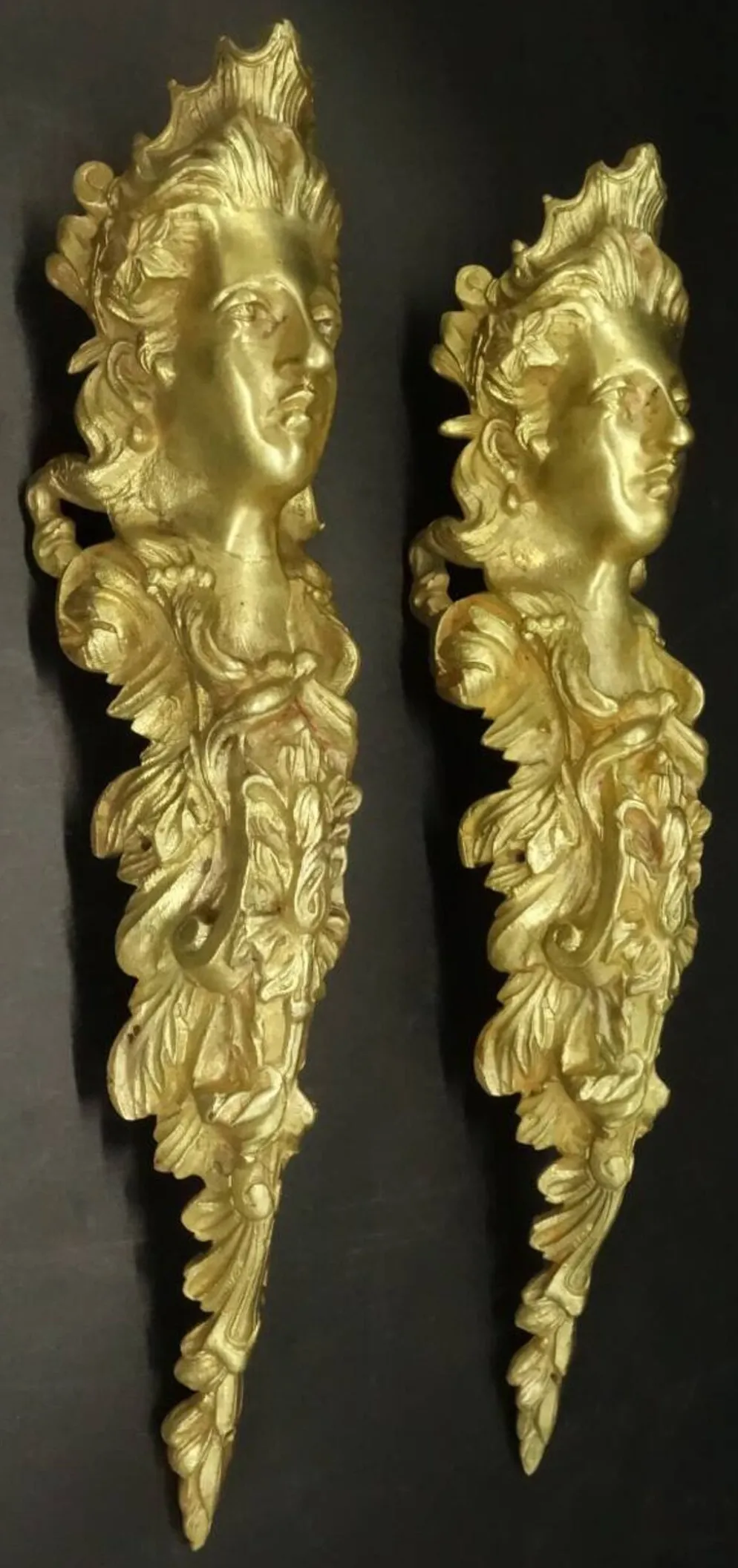 Imposante paire d'ornements aux espagnolettes style Régence - bronze doré