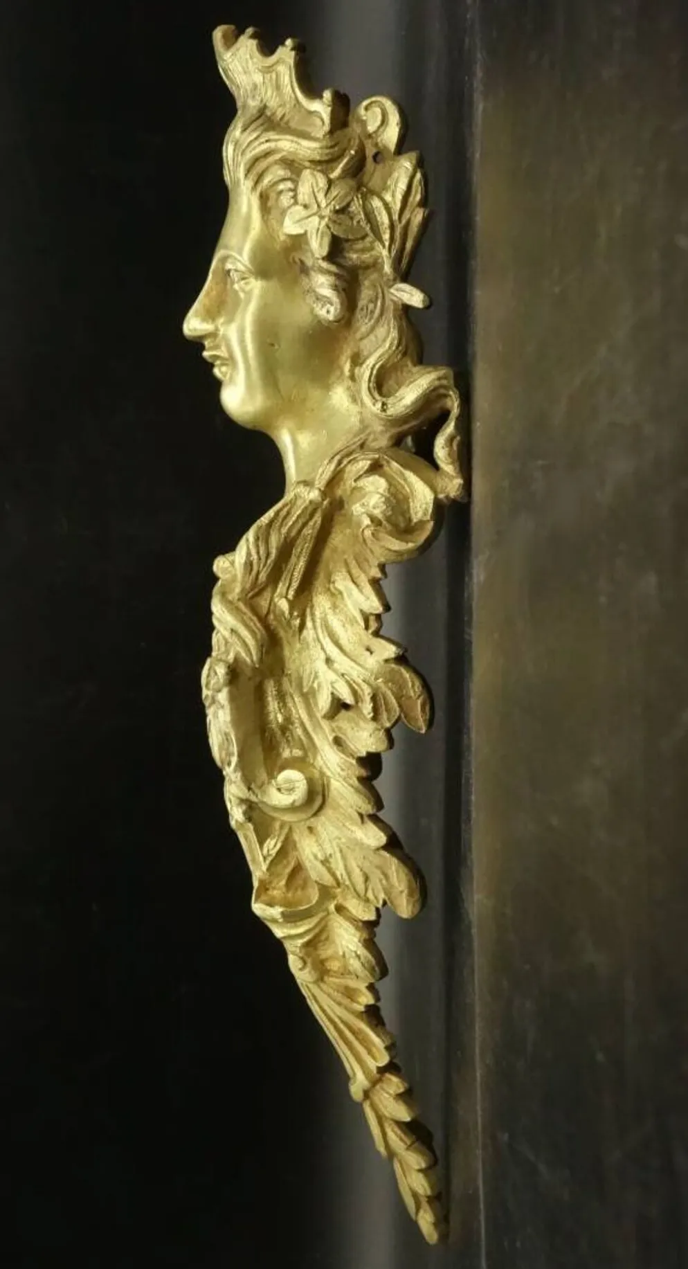 Imposante paire d'ornements aux espagnolettes style Régence - bronze doré