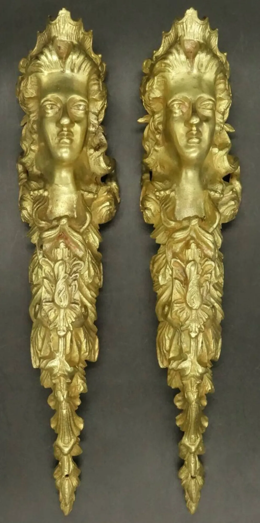 Imposante paire d'ornements aux espagnolettes style Régence - bronze doré