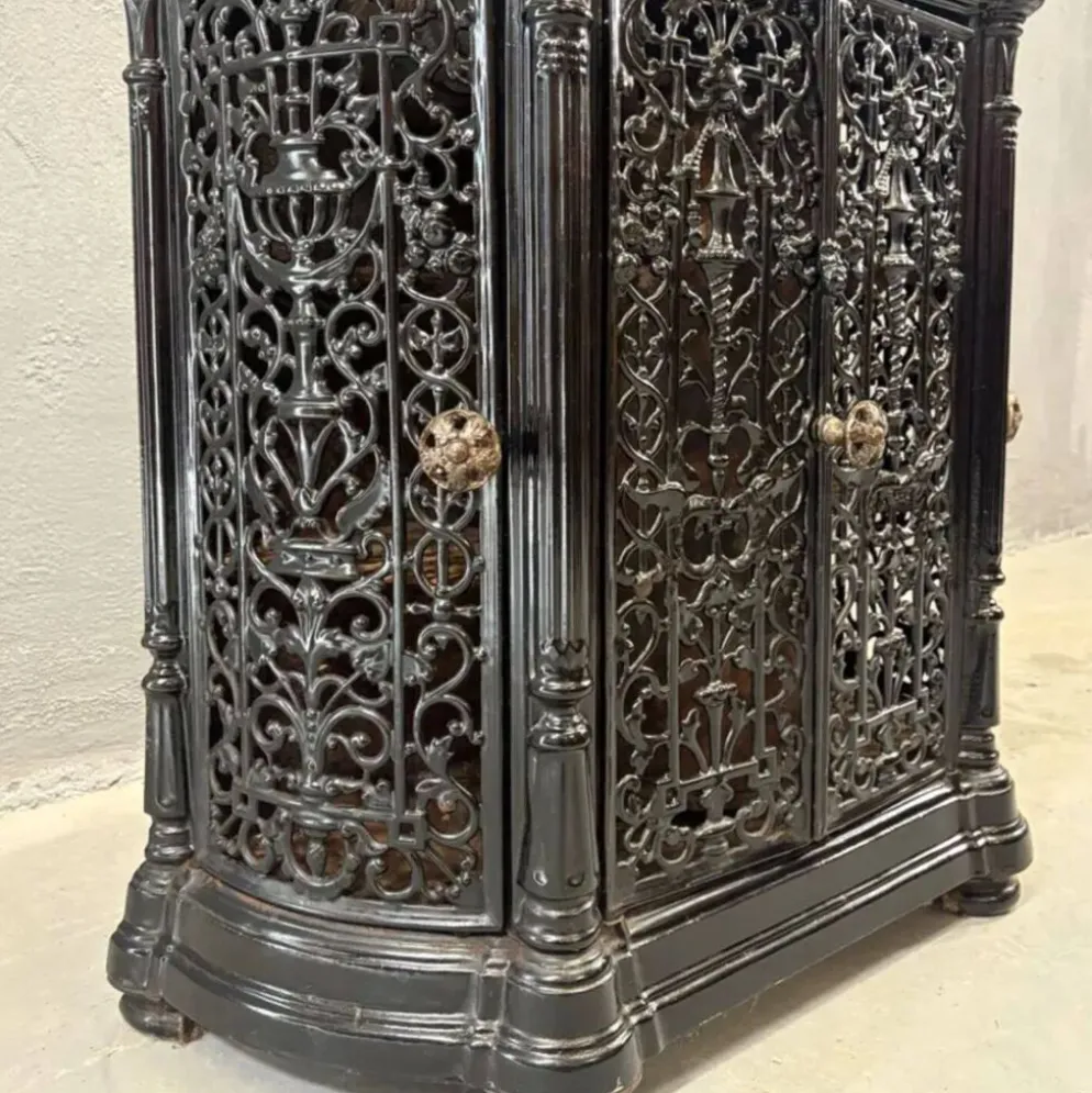 Insert de cheminée décoratif antique en fonte ornée noire style français des années 1900