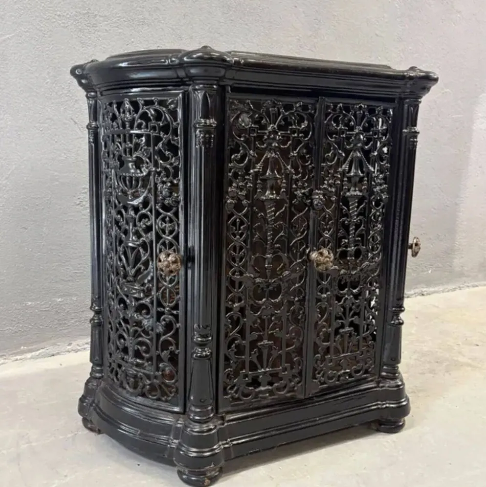 Insert de cheminée décoratif antique en fonte ornée noire style français des années 1900