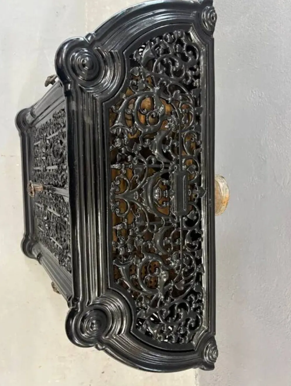 Insert de cheminée décoratif antique en fonte ornée noire style français des années 1900