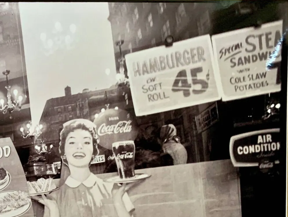 Instantané urbain – Une scène authentique de New York figée en 1959