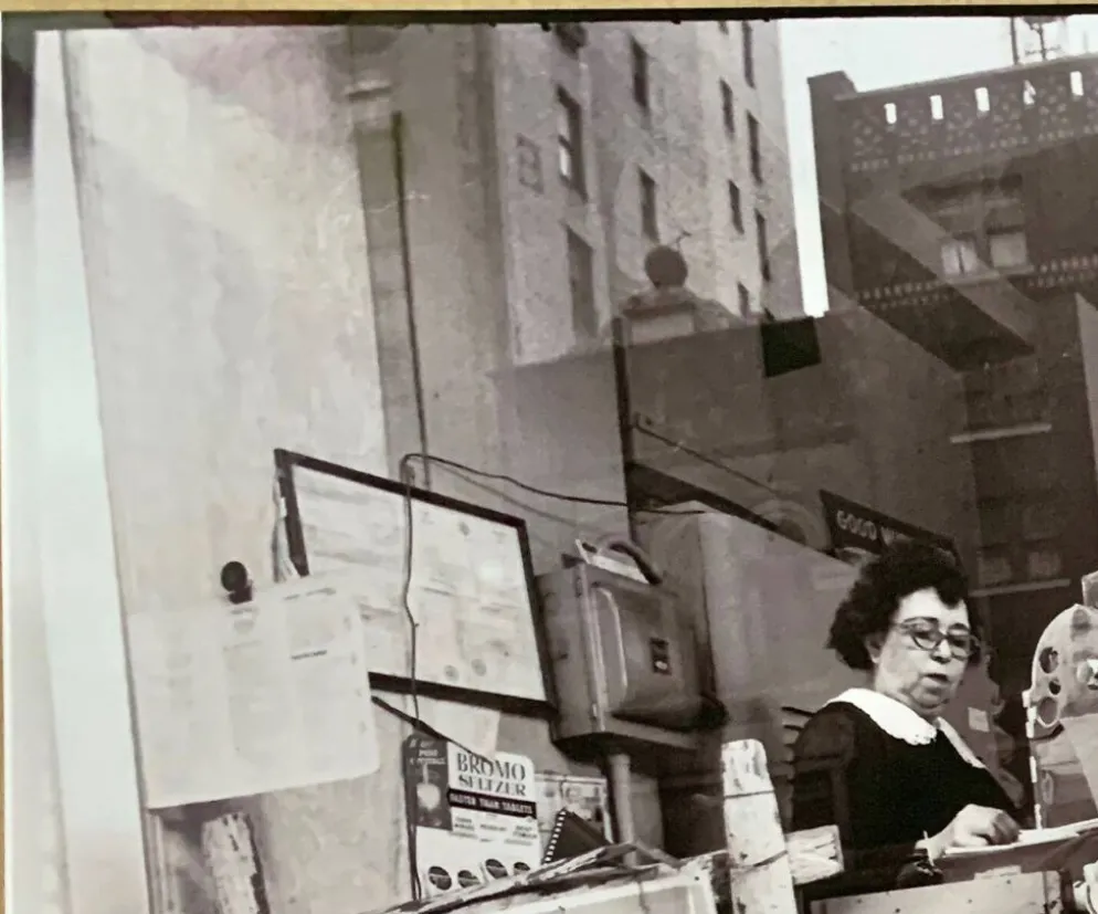 Instantané urbain – Une scène authentique de New York figée en 1959