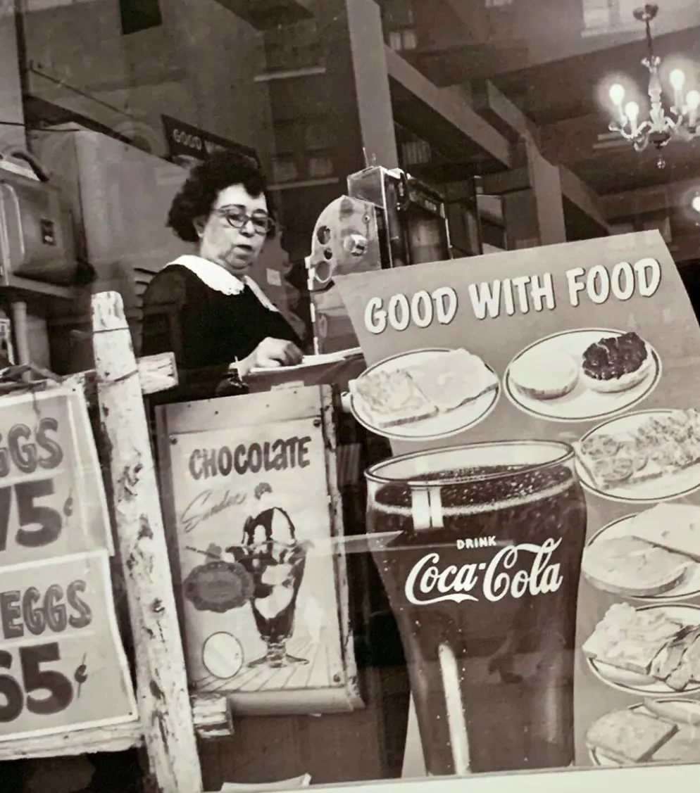 Instantané urbain – Une scène authentique de New York figée en 1959