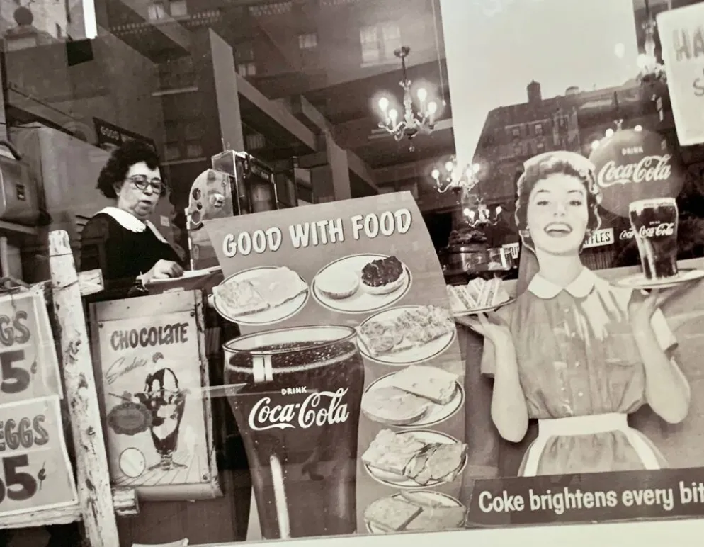 Instantané urbain – Une scène authentique de New York figée en 1959