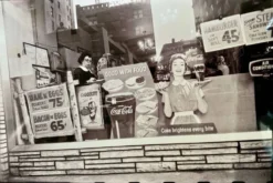 Instantané urbain – Une scène authentique de New York figée en 1959