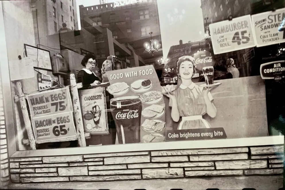 Instantané urbain – Une scène authentique de New York figée en 1959