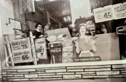Instantané urbain – Une scène authentique de New York figée en 1959