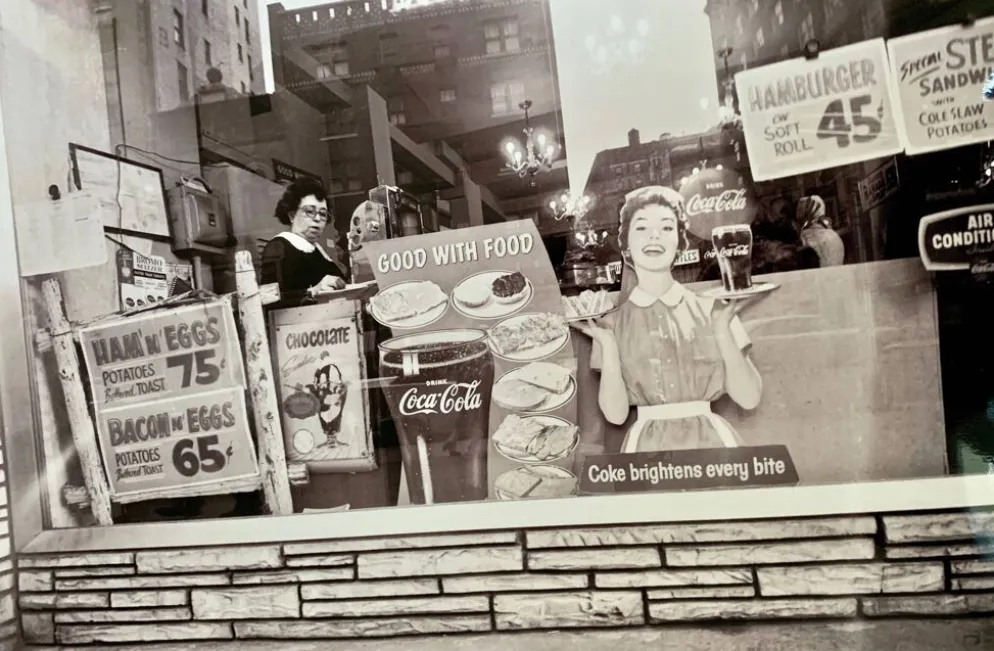 Instantané urbain – Une scène authentique de New York figée en 1959
