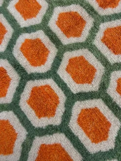 Izi-tapis marocain sur mesure – design artistique vert et orange