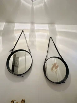 Jacques Adnet paire de miroirs circulaires cuir et laiton