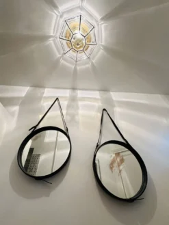 Jacques Adnet paire de miroirs circulaires cuir et laiton