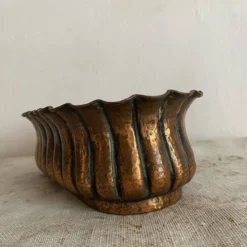Jardinière Egidio Casagrande en cuivre repoussé , Italy