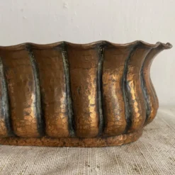 Jardinière Egidio Casagrande en cuivre repoussé , Italy