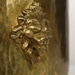 Jardinière/Planteur en laiton martelé avec têtes de lion