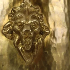 Jardinière/Planteur en laiton martelé avec têtes de lion