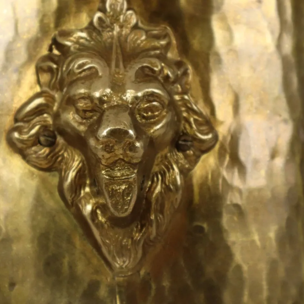 Jardinière/Planteur en laiton martelé avec têtes de lion
