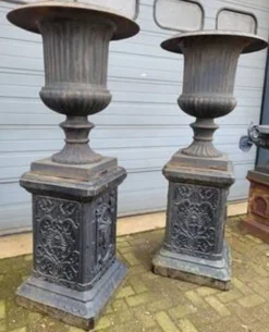 2 jardinières en fonte sur piédestal