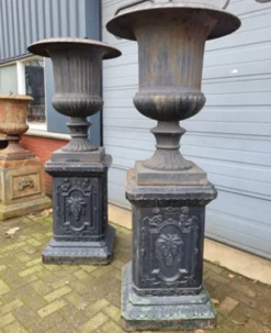 2 jardinières en fonte sur piédestal