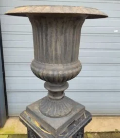 2 jardinières en fonte sur piédestal