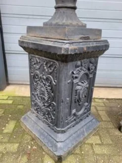 2 jardinières en fonte sur piédestal