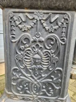 2 jardinières en fonte sur piédestal