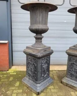 2 jardinières en fonte sur piédestal