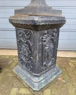 2 jardinières en fonte sur piédestal