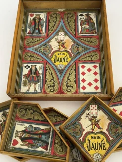 Jeu ancien de nain jaune avec ses jetons en os
