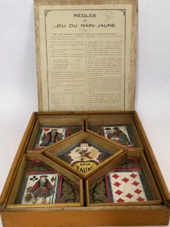 Jeu ancien de nain jaune avec ses jetons en os