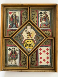 Jeu ancien de nain jaune avec ses jetons en os