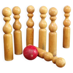 Jeu ancien de quilles en bois