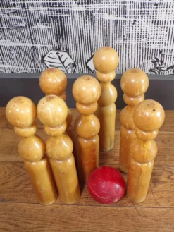 Jeu ancien de quilles en bois