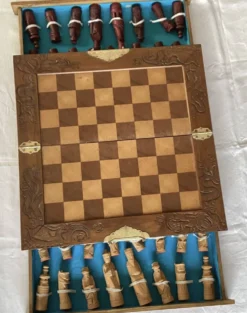 Jeu échec en bois vers les années 1960 dimensions : longueur -47,5 cm-
