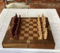 Jeu échec en bois vers les années 1960 dimensions : longueur -47,5 cm-