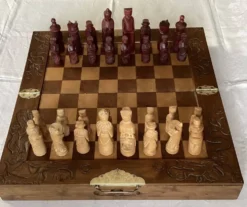 Jeu échec en bois vers les années 1960 dimensions : longueur -47,5 cm-