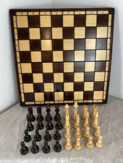 Jeu d’échec avec plateau et pièces en bois