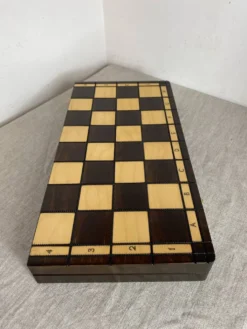 Jeu d’échec avec plateau et pièces en bois