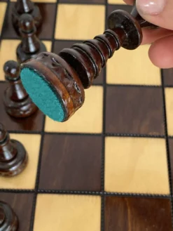 Jeu d’échec avec plateau et pièces en bois